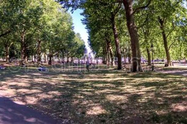 伦敦-六月2015:旅行者走采用海德公园,全景的看法.