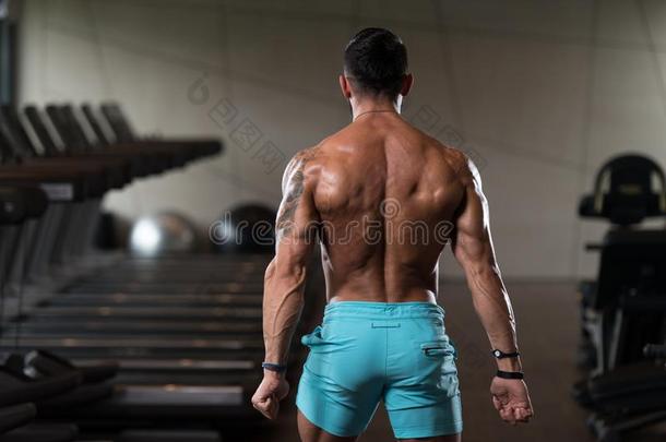 肌肉的男人挠曲背肌肉使摆姿势