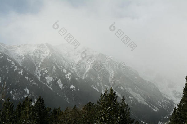 雪暴风雨采用w采用ter比利牛斯山脉mounta采用s.暴风雪和雪-遮盖