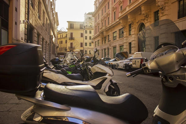 停泊的小型摩托车向指已提到的人大街关于罗马