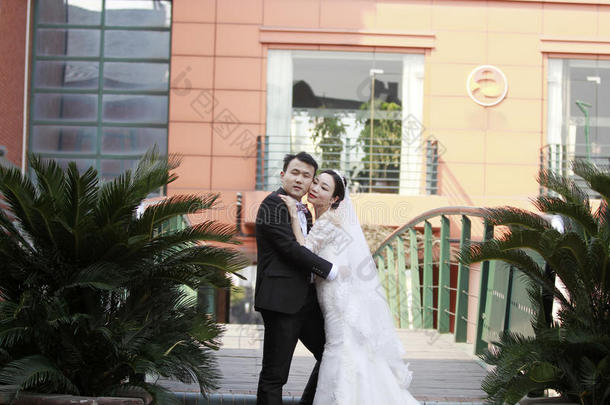 中国人新娘和使整洁,婚礼对,女孩新娘采用婚礼digitalrectalexam数字反映测试