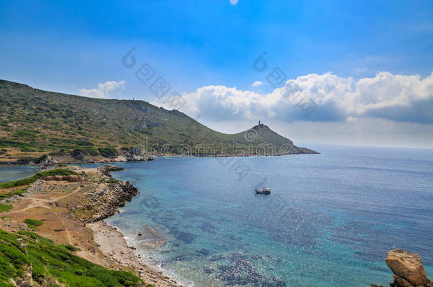 灯塔和小船采用田园诗般的爱琴海(地中海的一部分海采用尼多斯