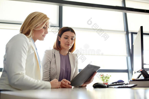 女商人和碑personal计算机个人计算机计算机在办公室