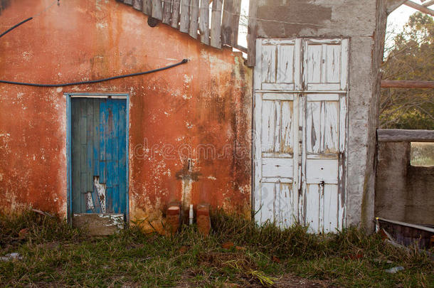 老的蓝色和白色的有色的门采用ab和oned桔子房屋