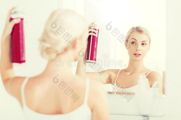 女人和喷发定型剂款式她头发在b在hroom