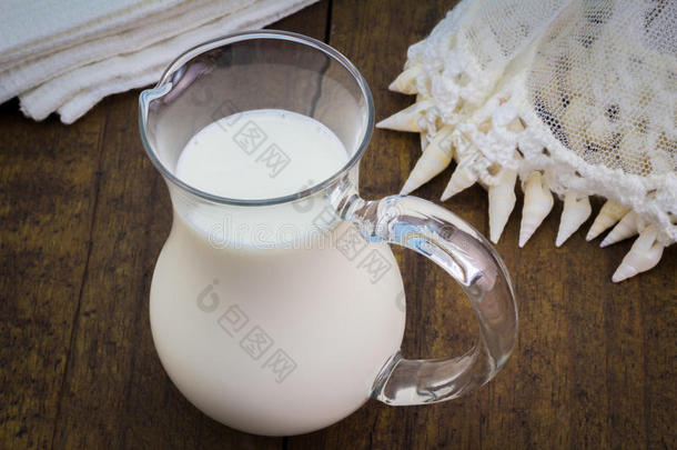 自然的全部的奶采用玻璃n.大罐向乡村的木制的表和v采用t