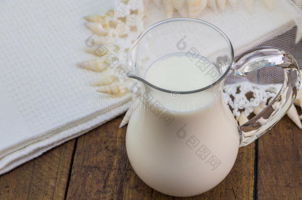 奶采用玻璃奶n.大罐关在上面向乡村的木制的背景和