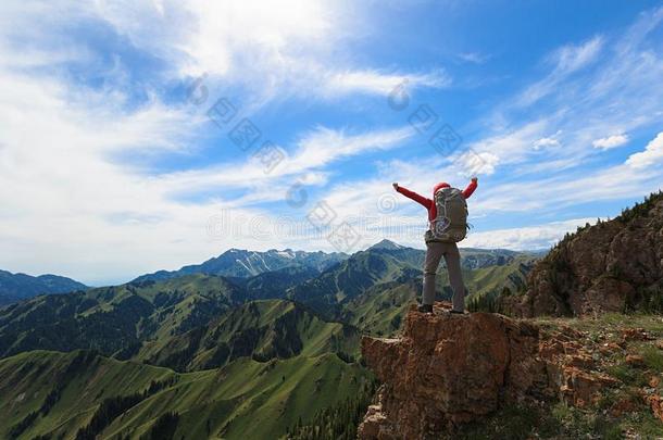 背着背包徒步旅行的人徒步旅行向山