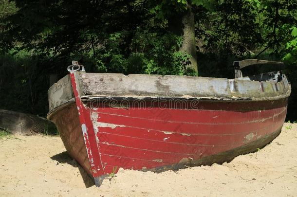 老的红色的木制的煤渣划艇向一be一ch