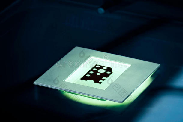 纳米技术科技观念背景.微型计算机碎片矩阵照亮