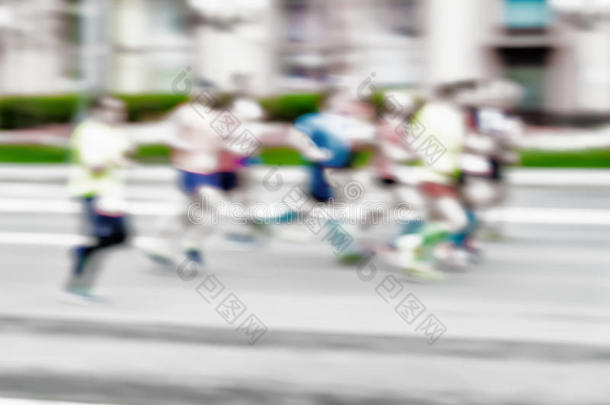 组关于年幼的跑步的人运动员跑步向指已提到的人大街,城市马拉