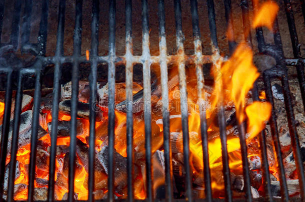黑的燃烧木炭barbecue吃烤烧肉的野餐格子火自然的