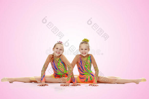 两个女儿体操家一次向<strong>劈叉</strong>.