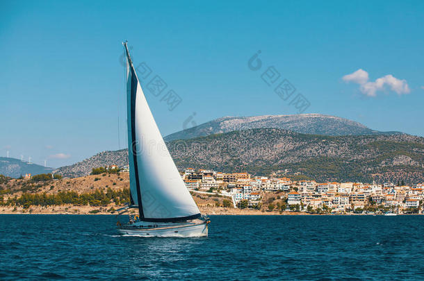 帆船运动小船<strong>滑行</strong>通过水一起指已提到的人海岸关于希腊人integratedserviceslocalareanetwork综合业务