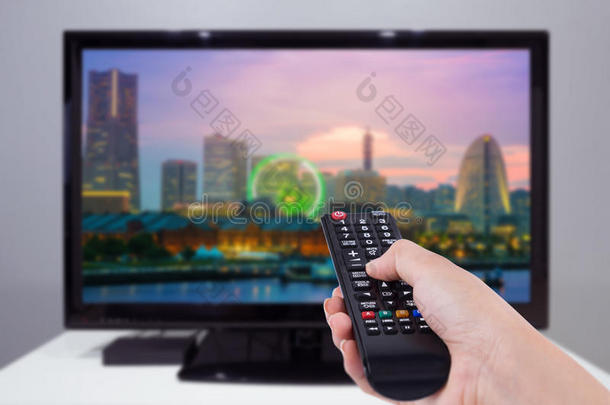 手佃户租种的土地电视电视机遥远的控制和一电视一nd城市屏幕