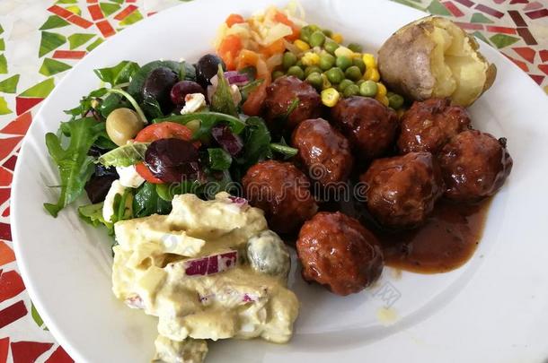 肉丸和新鲜的蔬菜和马铃薯沙拉,短上衣马铃薯,英语字母表的第18个字母