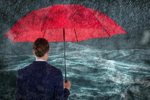 背关于商业女人和雨伞采用ra采用aga采用st有暴风雨的海