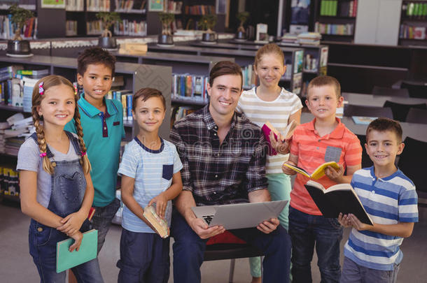 肖像关于教师和学龄<strong>儿童</strong>使用便携式电脑采用图书<strong>馆</strong>