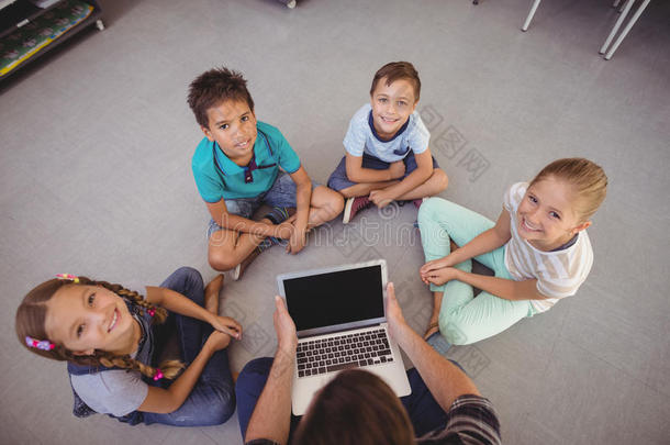上面的看法关于教师和学龄儿童使用便携式电脑采用图书馆