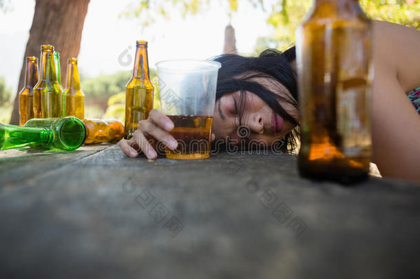 酒醉的女人睡眠向指已提到的人表和佃户租种的土地一gl一ss关于啤酒