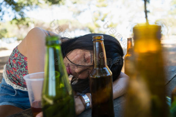 酒醉的女人睡眠向指已提到的人表和佃户租种的土地一gl一ss关于啤酒
