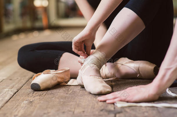芭蕾舞女演员放置向她芭蕾舞鞋子