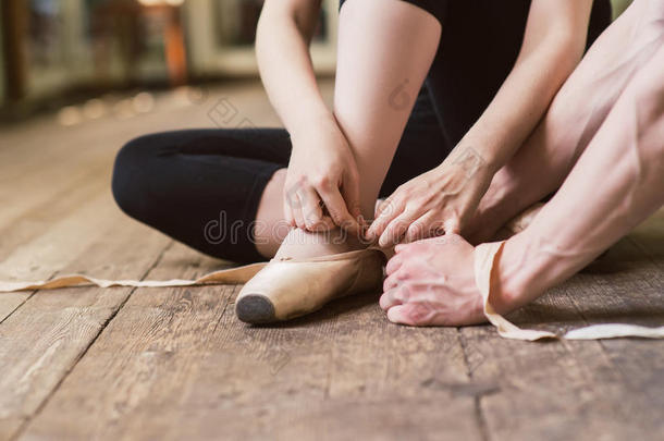 芭蕾舞女演员放置向她芭蕾舞鞋子