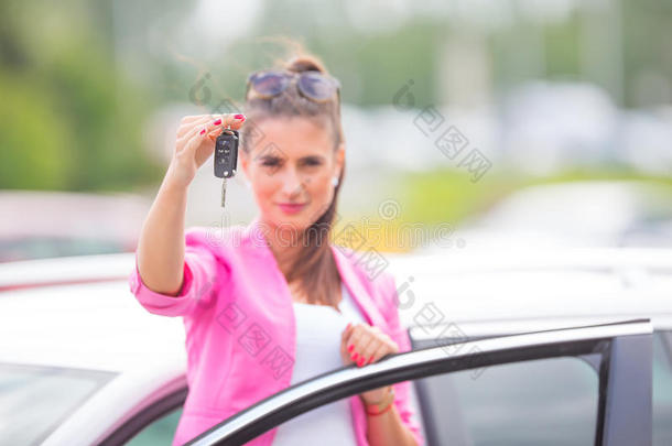 有魅力的女人手出局窗汽车佃户租种的土地汽车钥匙