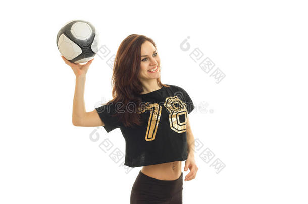运动员的年幼的女孩微笑和凸起的采用h和足球球