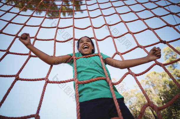 幸福的女孩喝彩在期间攀登的一网在的时候obst一cle课程