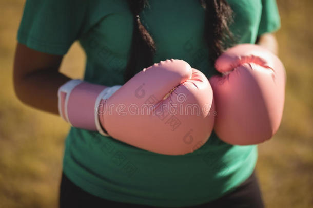 中间的部分关于女人使人疲乏的<strong>拳击</strong>手套在的时候障碍<strong>课程</strong>