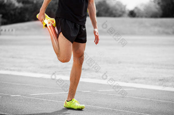 突出的骨骼关于运动员男人伸向赛跑小路
