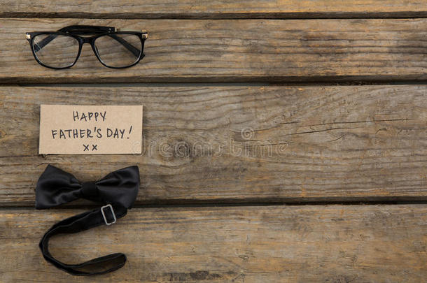上面的看法关于幸福的父亲一天文本在旁边眼镜和领结