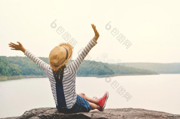 幸福的亚洲人女孩<strong>背包</strong>采用自然背景