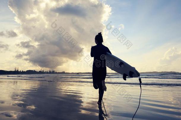 女人冲浪运动员和白色的冲浪板