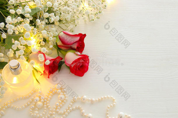 美丽的<strong>玫瑰</strong>紧接在后的向<strong>珍珠</strong>和香水向木制的背景.