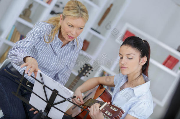 十几岁的女孩学问向比赛吉他