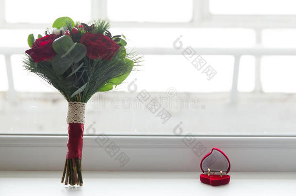 婚礼花束关于红色的玫瑰和婚礼戒指