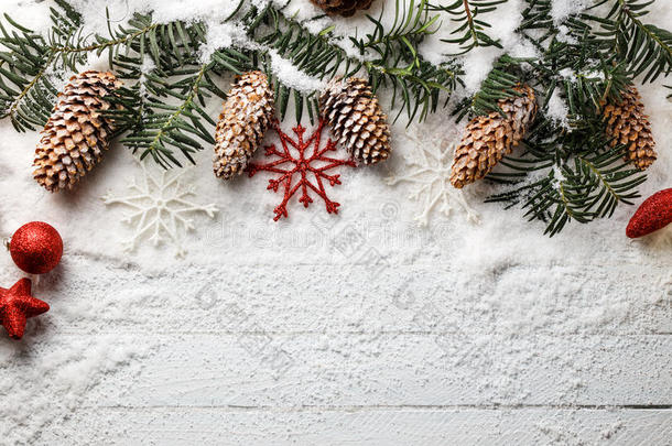 下雪的圣诞节背景和冷杉树枝和松树圆锥细胞.