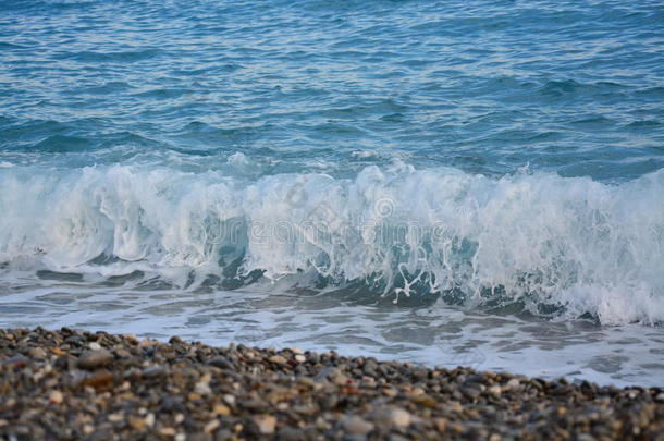 海波浪向鹅卵石