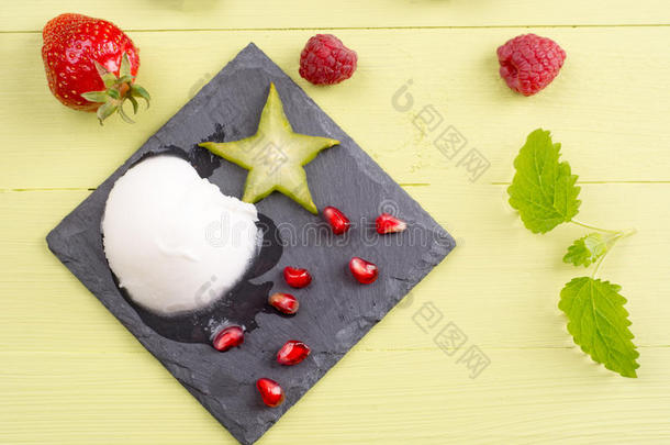 使人精神焕发的冷冻的果汁冰糕向表和新鲜的成果