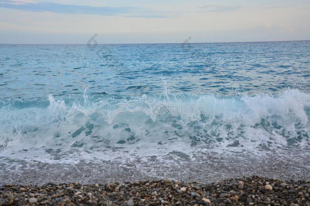 海波浪向鹅卵石