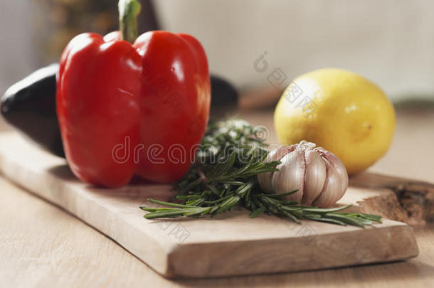 新鲜的蔬菜,茄子,钟胡椒,柠檬,大蒜和rosemill玫瑰磨坊