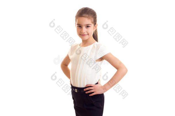 小的女孩采用白色的英语字母表的第20个字母-衬衫和<strong>黑</strong>的<strong>裙子</strong>