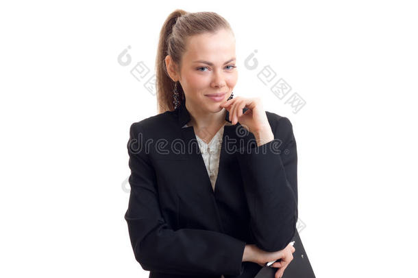 微笑的商业女人采用黑的一套外衣看台在上面直的和看