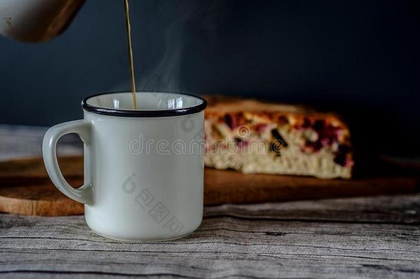 新鲜的咖啡豆采用一白色的马克杯和一成果馅饼