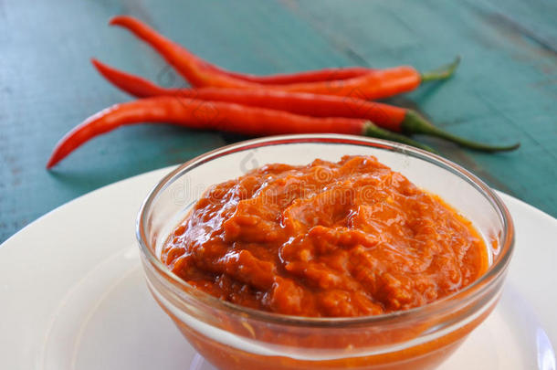 热的辣椒调味汁serve的过去式和新鲜的红色的辣椒es