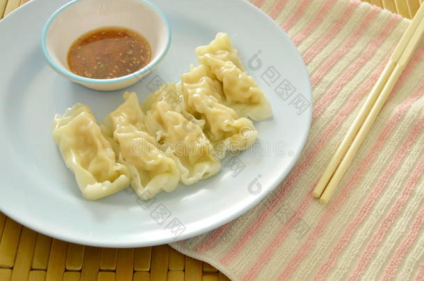蒸熟的饺子充满的混合的软而稠的混合物或块猪肉和鸡和大豆