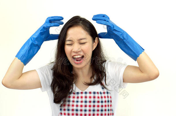 亚洲人女人尖叫的和强调从做家务劳动chore的复数