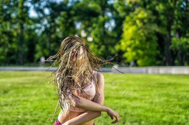 女孩和齐兹玉米垄发型拉斯塔法里式发绺跳舞向草地